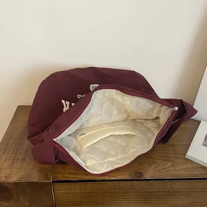 Große burgunderrote gesteppte Nylon-Einkaufstasche mit 1996-Aufdruck und Reißverschlussfach