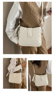 Détails du sac seau blanc avec gaufrage géométrique 3D et pendentif à pampilles