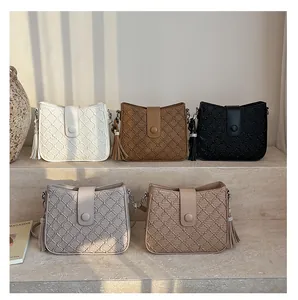 Sacs seaux en cuir synthétique matelassé en plusieurs couleurs avec des pompons