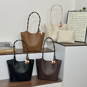 Borsa a secchiello intrecciata retrò oversize multicolore con ciondolo a cavallo