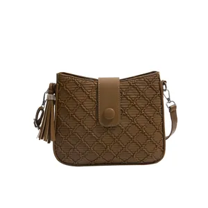 Sac seau marron pour femmes avec texture matelassée et décor de pompon élégant