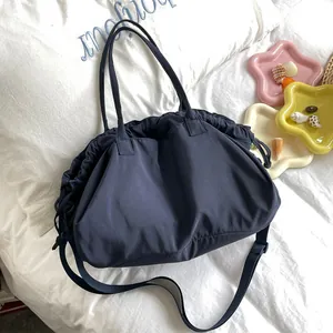 Borsa Tote in Nylon Con Coulisse Per Donna Grande Capacità Borsa a Spalla Cloud Con Tracolla Regolabile Borsa a Mano Leggera Per Viaggio