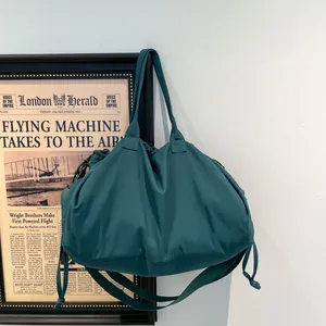 Borsa tote minimalista in nylon impermeabile verde scuro con coulisse per il pendolare