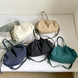 Borsa tote cloud in nylon leggero con coulisse in cinque colori e tracolla regolabile
