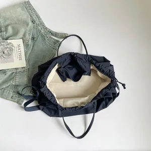 Grande borsa tote minimalista con coulisse in blu scuro per il pendolarismo quotidiano