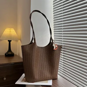 Borsa tote in similpelle intrecciata marrone scuro con ciondolo a forma di cavallo