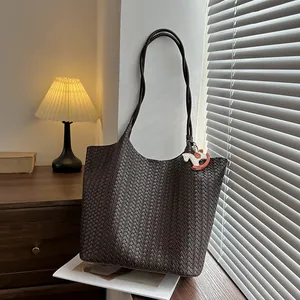 Borsa tote in pelle intrecciata testa di moro con manici lunghi e ciondolo pony