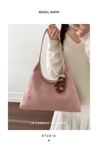 Borsa sottobraccio in velluto rosa con fiori di strass argentati e ciondoli decorativi