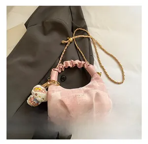 Pink pleated dumpling bag with checkered pattern, gold chain strap and cat plush pendant