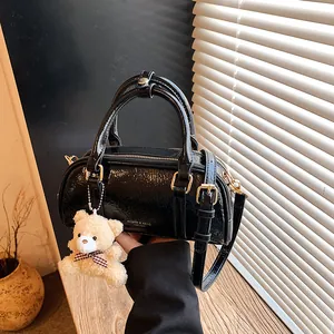 Sac à Main Boston pour Femmes en Cuir PU Style Coréen Texture Plissée Petit Sac Bandoulière Avec Bandoulière Réglable et Pendentif Ours