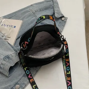Bolso bandolera de nailon negro ligero con correa LOVE de colores y diseño multicapa