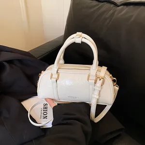 Sac bandoulière chic en cuir plissé blanc avec poignées et détails dorés brillants