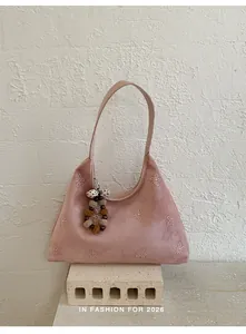 Dettaglio borsa hobo rosa scamosciata con fiori di strass e ciondolo nappa boho