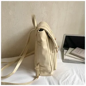 Dettaglio zaino color crema in pelle PU con fibbia dorata e tasca laterale
