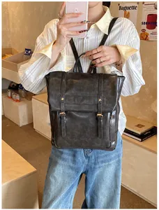Dettaglio ravvicinato dello zaino vintage in pelle PU marrone scuro con fibbie metalliche