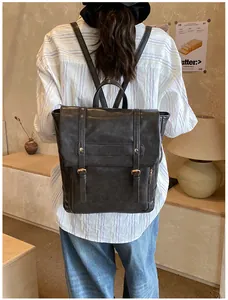 Dettaglio dello zaino vintage in ecopelle con fibbie a doppia cinghia e chiusura a patta