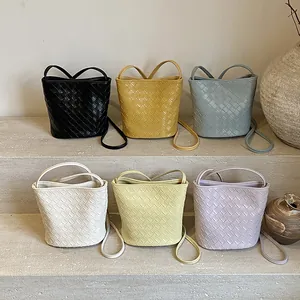 Eleganti borse a secchiello intrecciate in vari colori con manici e tracolla regolabile