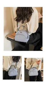 Correa LOVE arcoíris ajustable en un bolso bandolera de nailon azul claro en uso