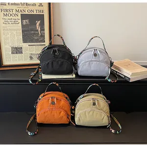 Selección de bolsos bandolera de nailon ligero en cuatro colores con correas LOVE