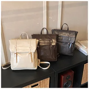 Dettaglio ravvicinato degli zaini vintage in pelle PU in tre colori con doppie fibbie
