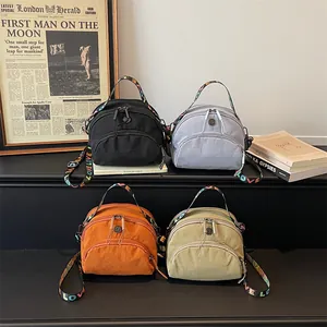 Bolso bandolera ligero de nailon con correas LOVE y múltiples compartimentos en 4 colores