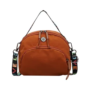 Bolso bandolera de nailon marrón caramelo con múltiples bolsillos y correa ancha de colores