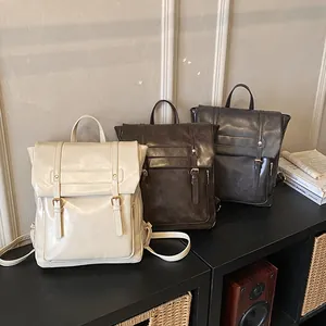 Tre colori di zaini vintage in similpelle per studenti con design a fibbia e patta