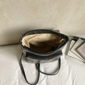 Zaino rétro in similpelle nera ad alta capacità con cerniere dorate e multitasche