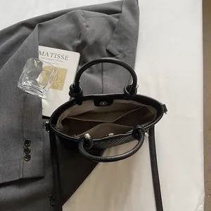 Secchiello intrecciato nero con chiusura magnetica e dettaglio manico annodato