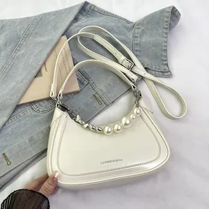 Détail du sac bandoulière blanc brillant en PU avec chaîne en perles et bandoulière