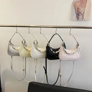 Série de sacs à main demi-lune brillants avec poignées décoratives en perles et chaînes