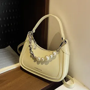 Sac Demi-Lune en Cuir PU Brillant pour Femmes Avec Chaîne de Künstliche Perles Coeur Élégant Sac Bandoulière Sous le Bras Sac à Main Tendance