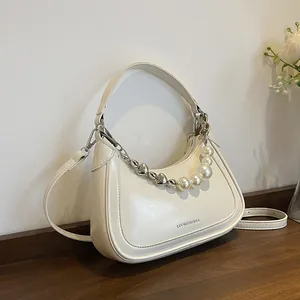 Sac à main croissant crème chic avec chaîne en perles et breloques en forme de cœur
