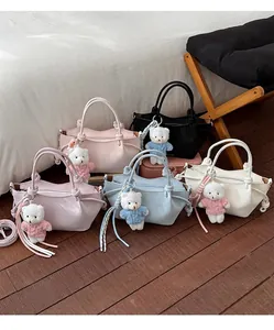 Set aus Retro-Beuteltaschen in fünf Farben mit Teddybär-Anhänger und geknoteten Henkeln