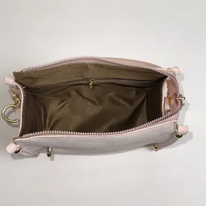Borsa a tracolla rosa con fodera a fiori, zip dorata e tasca interna funzionale
