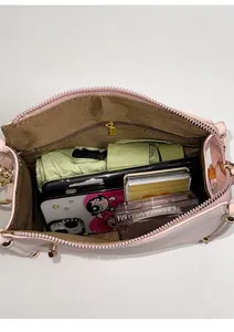 Vista interna della borsa rosa che mostra lo spazio per telefono, ombrello e cosmetici