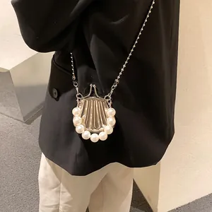 Modische Mini-Umhängetasche in Muschelform mit silbernem Metallfinish und Perlenbesatz
