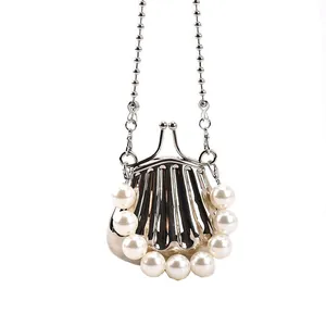 Metallische silberne Muschel-Minitasche mit Perlenbesatz und silberner Kette