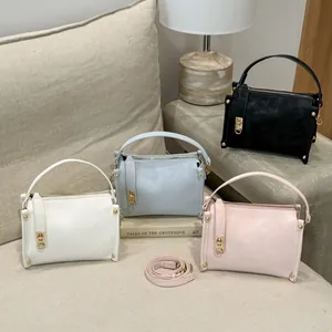 Eleganti borse a tracolla da donna in bianco blu rosa e nero con rivetti dorati