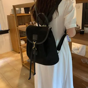 Zaino minimalista in velluto nero da donna con grande scomparto e dettaglio anello d'oro