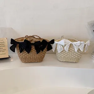 Sacs à main d'été en paille avec jolis nœuds en soie en styles noir et blanc