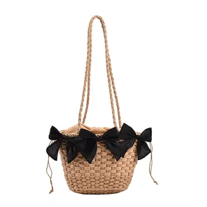 Sac fourre-tout en paille avec nœuds en soie noirs et doublure à cordon pour l'été