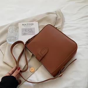 Braune Retro-Eimertasche aus Leder mit Schnallendetail in französischem Chic-Stil