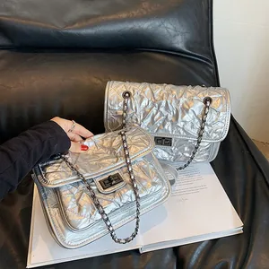 Sac à chaîne argenté métallisé matelassé avec texture plissée et fermoir rotatif