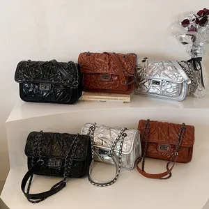 Sacs à bandoulière matelassés avec fermoirs tournants métalliques en noir et marron