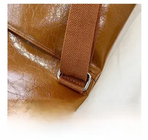 Detail der Ölwachs-Ledertasche mit braunem Webriemen und silbernem Metallring