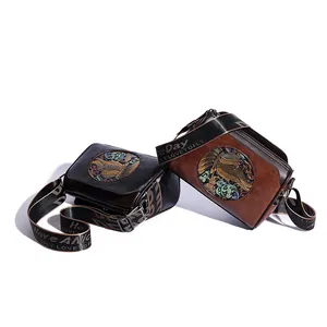 Sac polochon vintage à motif éléphant gaufré, noir et marron avec large bandoulière fleurie
