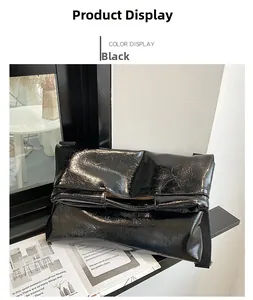 Detailansicht der schwarzen Ölwachs-Lederstruktur und des Klappenverschlusses der Tasche