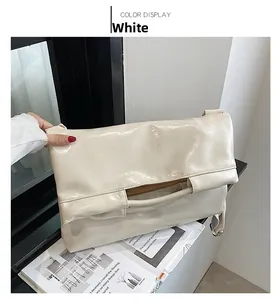 Vorderansicht der weißen, glänzenden Schultertasche mit Überschlag und Tragegriff