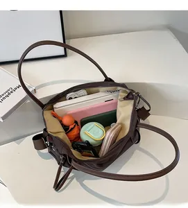 Innenansicht der großen Nylon-Tragetasche mit Platz für Tablet, Wasserflasche und Regenschirm